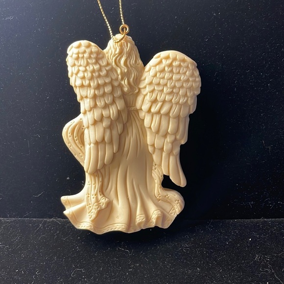 Avon Vintage NIB “Season’s Joy Ornament Angel” Cream w/gold hanging string. - Picture 5 of 7